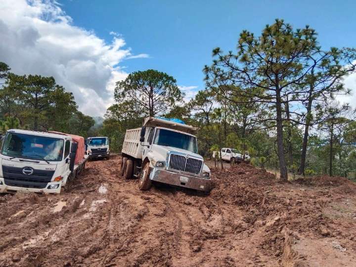 EN TIEMPOS DE LLUVIAS SE DESASEN LOS CAMINOS EN LODACEROS