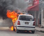 En Mérida, vehículo se incendia en San Pedro Noh Pat (VIDEO Y FOTOS)