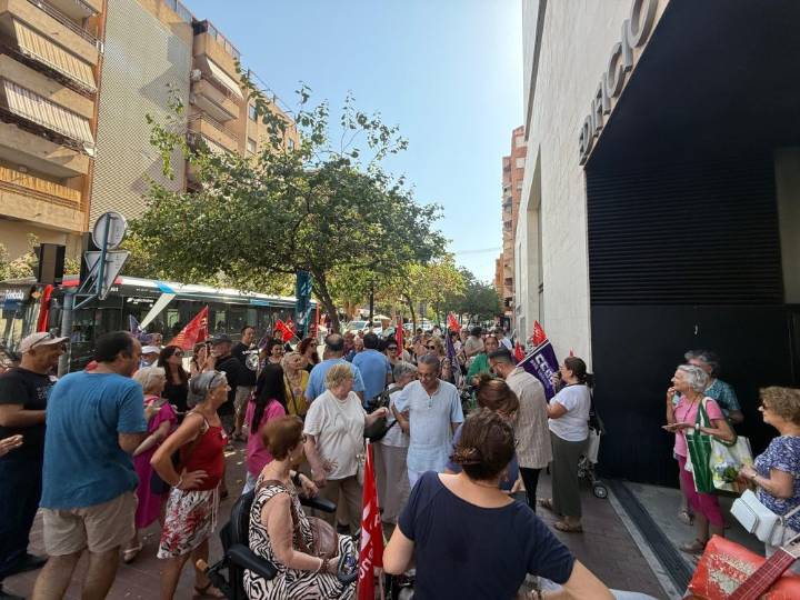 Personal y usuarios se movilizan ante el cierre del Centro de Día Plaza América para mayores