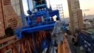 Jóvenes ponen en riesgo sus vidas al caminar en vigas del Metro de Bogotá por video viral