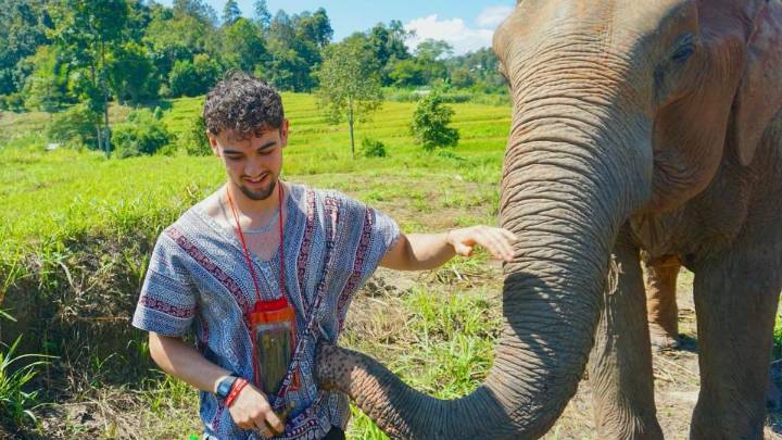 Joven sobrevive a envenenamiento masivo por metanol: “Vi una luz caleidoscópica antes de quedar ciego”