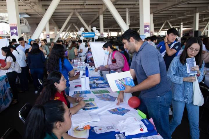 Ofertan más de 300 vacantes en feria de empleo local