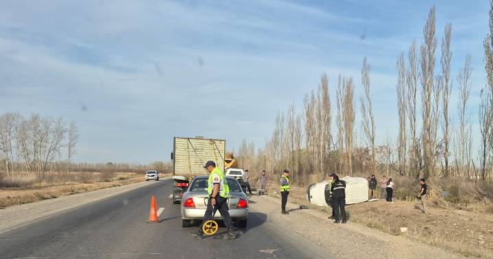 Choque y vuelco en la Ruta 22 entre un camión y una tráfic: qué pasó entre Allen y Roca