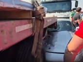 Una coupé Porsche quedó destruida en un choque con tres camiones en avenida Cantilo