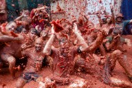 Mas de 22.000 personas combaten a tomatazos en la popular fiesta española de la Tomatina