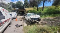 Sobrevive pareja a caída de camioneta desde un puente en la vía Apizaco