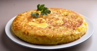Sin fritura ni aceite: cómo hacer una tortilla de papa liviana y esponjosa al horno 