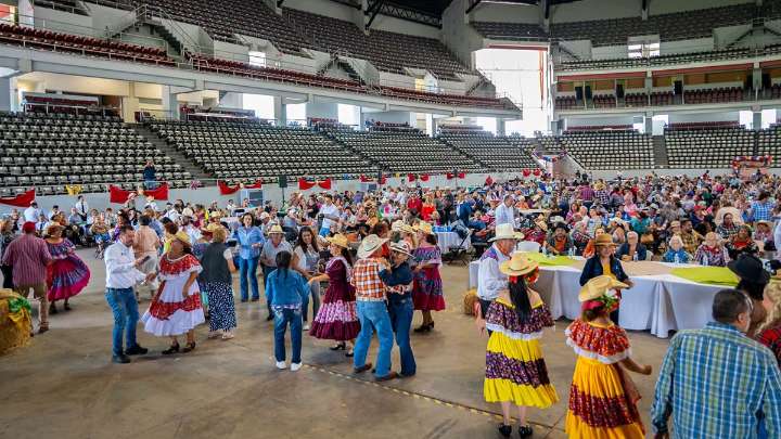 Festejo cultural honra a los adultos mayores