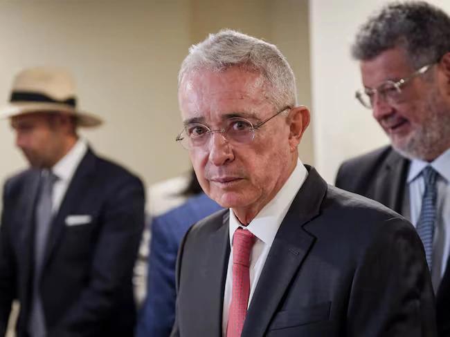 Defensa de Álvaro Uribe radica tutela contra detención domiciliaria