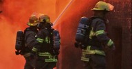 Bomberos mexicanos son arrestados por la Patrulla Fronteriza en pleno incendio en EU