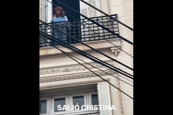 La Cuerpo convocó a San José 1111 Cristina Kirchner salió a saludar al balcón