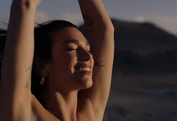 ¡Ya está disponible! Comercial de Dua Lipa grabado en Desierto de Atacama y centro de Santiago