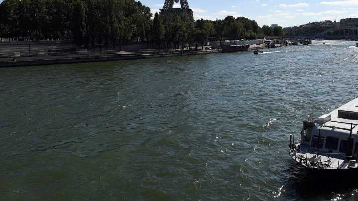 Encuentran cuatro cadáveres en el río Sena, a las afueras de París: tres hombres vestidos y uno desnudo
