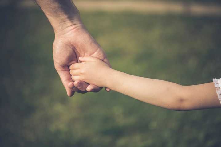 Niña sola en calles de Greensboro es hispana; localizan a sus padres