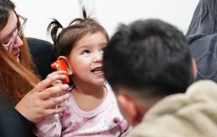 Dos niñas pequeñas escucharon por primera vez en Neuquén: «La llamé por su nombre y cuando se dio vuelta, me largué a llorar»