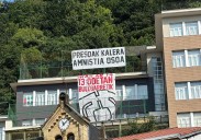El PP denuncia la aparición de una pancarta por los presos de ETA en un colegio público de Donostia