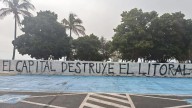Nuevas pintadas en la playa de Las Teresitas: “El capital destruye el litoral”