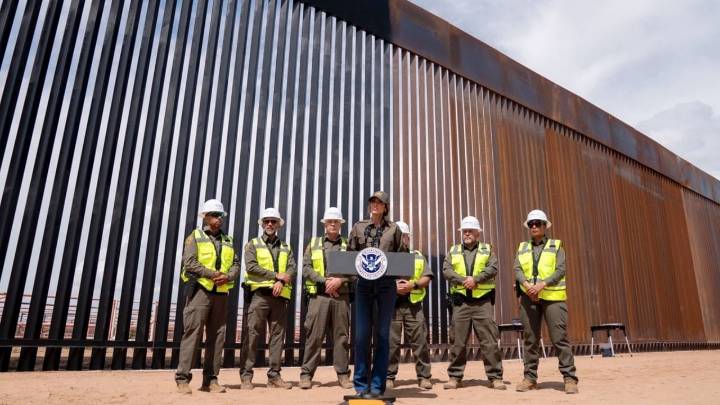 Recula Trump en pintar el muro de negro; ingenieros del ejército lo hacen desistir
