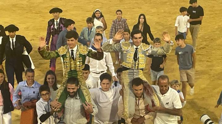 Feria de San Atilano: Aarón Palacio y Félix San Román salen en volandas de un presidente de pañuelo caprichoso y reloj de madera