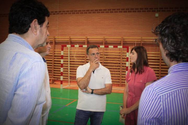 Manuel Serrano visita los trabajos acometidos en el pabellón deportivo del colegio Virgen de Los Llanos, por valor de más de 37.000 euros, para mejorar su seguridad y confort El alcalde explica que se