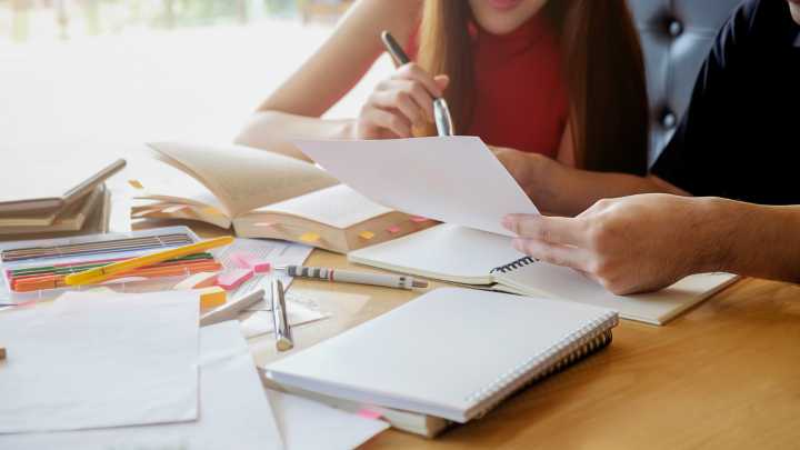 Cómo preparar oposiciones sin dejar de trabajar: consejos y estrategias de un experto