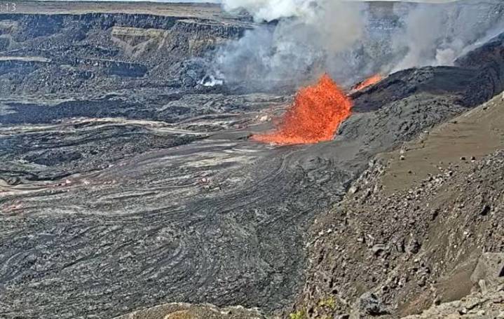 Kilauea lava fountains reach 300 feet as Episode 30 begins