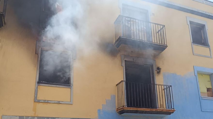 Rescatadas dos personas y un perro en el incendio de una vivienda en Tenerife