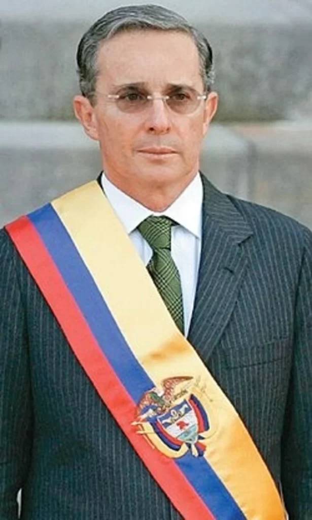 Álvaro Uribe: Primer Expresidente Colombiano Condenado a Prisión Domiciliaria