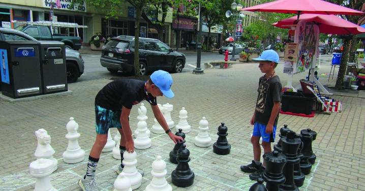Summer activities still drawing people to Muller Plaza