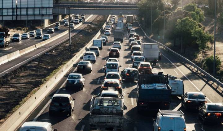 La DGT recomienda no cruzar una carretera en la que haya fuego y mantenerse informado