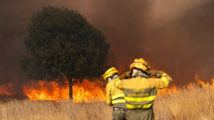 El incendio de Molezuelas de la Carballeda, en Zamora, que desalojó a 850 vecinos, evoluciona favorablemente