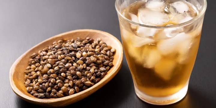 Té mugicha: la infusión japonesa poco conocida que ayuda a desinflamar articulaciones y favorece la digestión