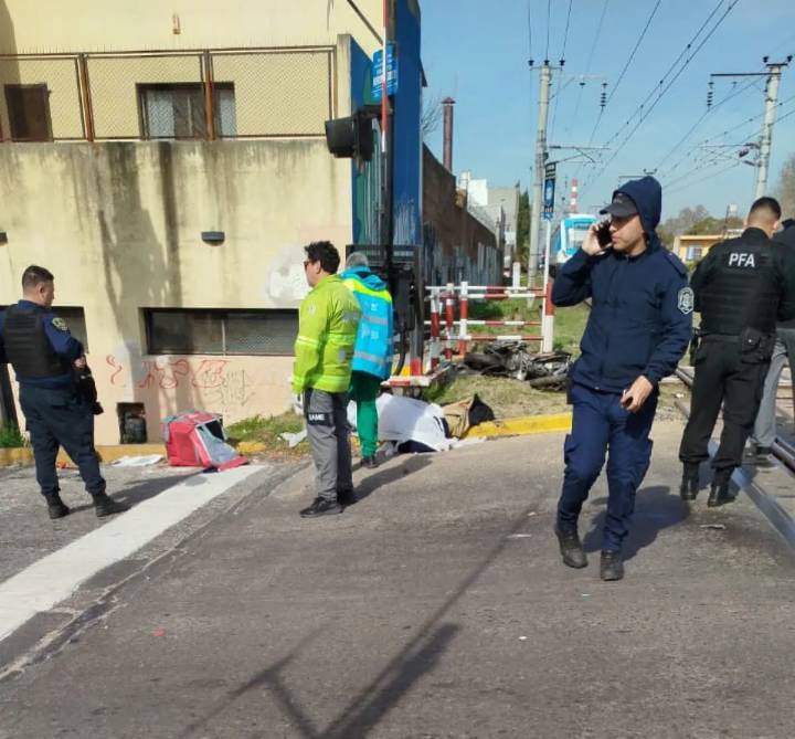 Tragedia en las vías del Roca: Repartidor de PedidosYa murió al ser embestido por un tren