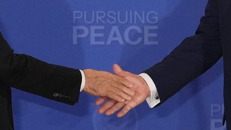 Body language expert reveals Trump and Putin's key giveaways from their Alaska summit