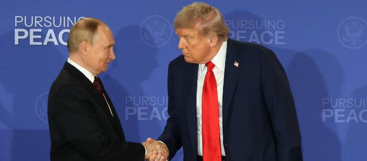 Putin acordó con Trump permitir "sólidas" garantías de seguridad a Ucrania