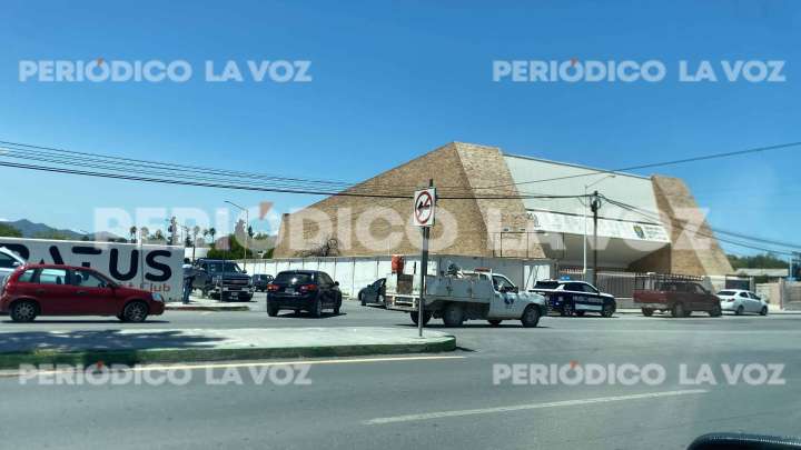 Choque entre Nissan Altima y Camioneta en Monclova
