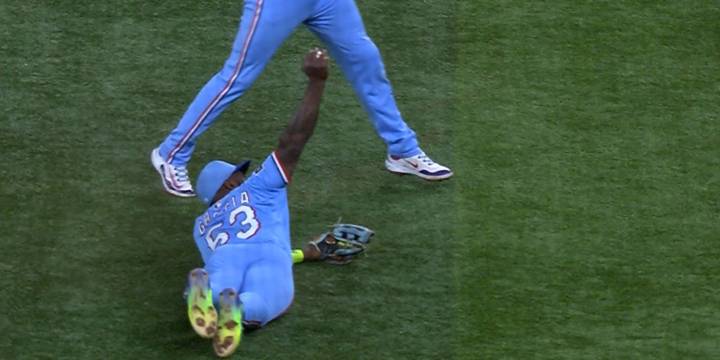 Adolis García makes crazy sliding, juggling catch