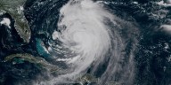 Huracán Erin avanza hacia la costa este de EU; cierran playas y emiten alertas por corrientes
