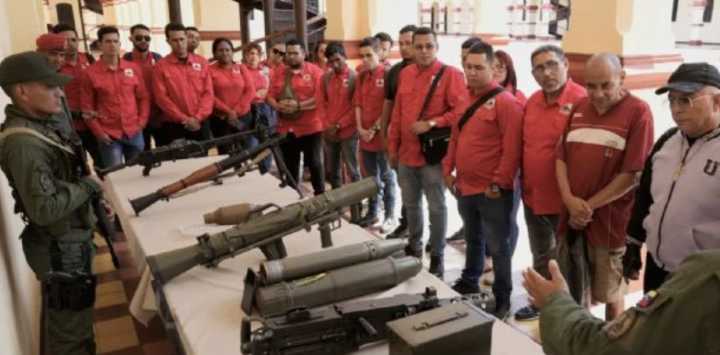 Venezolanos asisten a jornada de alistamiento convocada por Nicolás Maduro