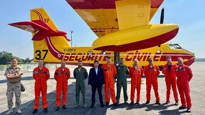 Aterrizan en Santiago los dos aviones pedidos por España a la UE para luchar contra el fuego