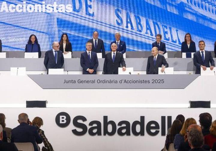Los accionistas del Sabadell aprueban la venta de TSB y avalan la gestión del banco frente a la opa de BBVA