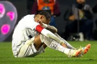 Echaron al DT. El desconsolado llanto de Neymar luego de que Santos perdiera 6 a 0