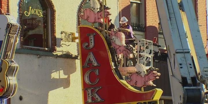 Iconic neon sign removed from Lower Broadway BBQ restaurant