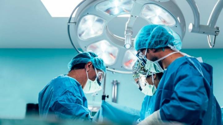 Investigadores chinos realizan por primera vez un trasplante de pulmón de cerdo a un humano
