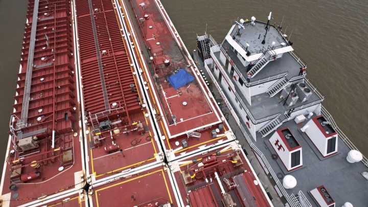 Helicopter crashes into barge after hitting powerlines on Mississippi River killing two