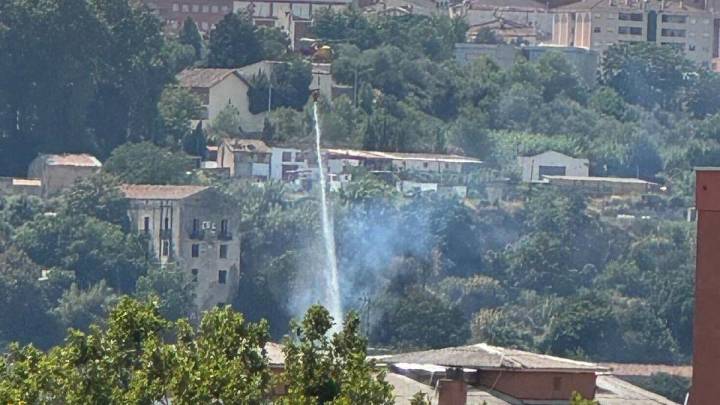 Los bomberos extinguen un incendio forestal en Esparreguera