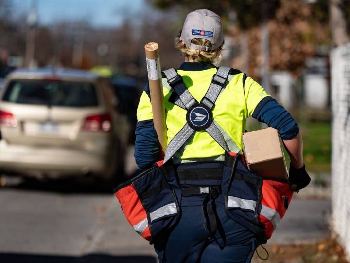What will happen if Canada Post workers reject 'final offers'?