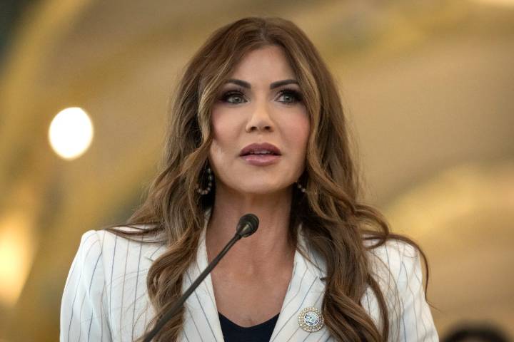 Noem anuncia que el muro fronterizo sur será pintado de negro por orden de Trump
