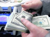 Dólar vuelve a caer bajo medidas de Trump