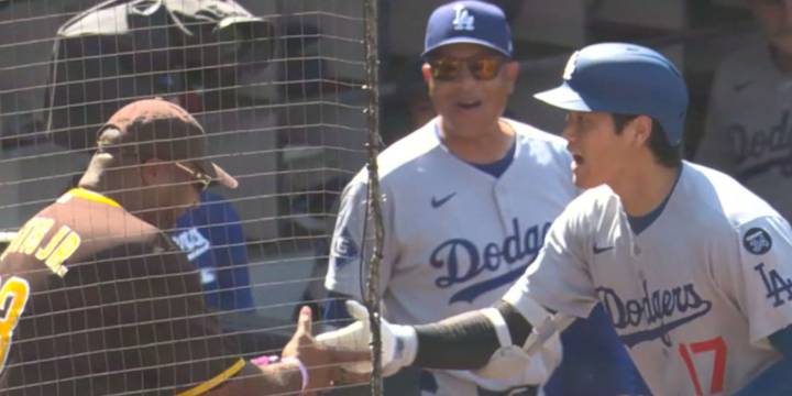 Shohei Ohtani high-fives heckler after homering